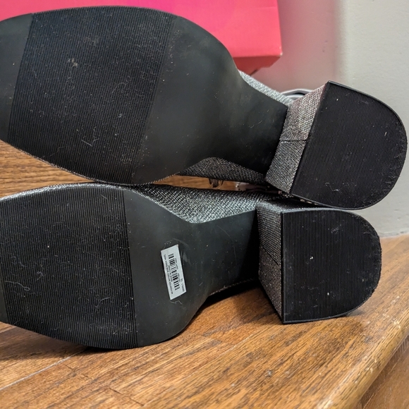 Torrid BETSEY JOHNSON SILVER BOW BACK HEEL size 10 (WW - WIDE WIDTH) NIB - Picture 10 of 17